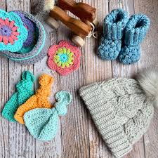 Baby clothes (booties, hats, sets)